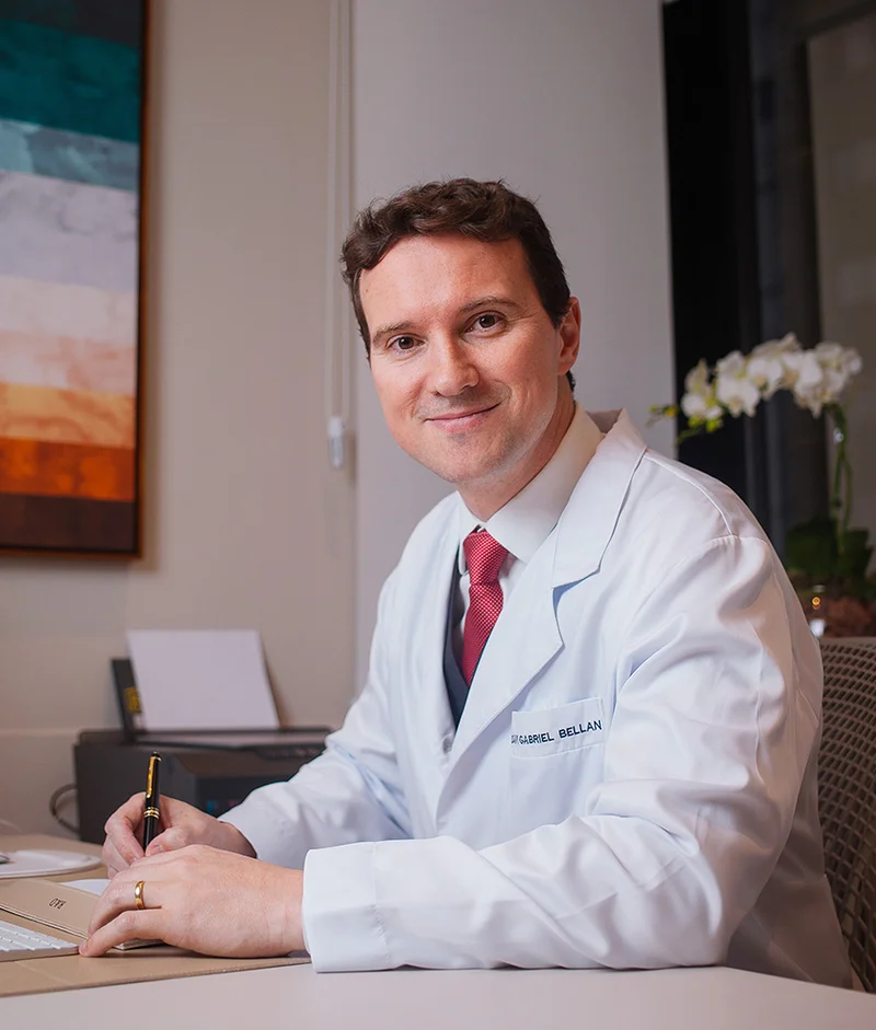 Dr. Davi Bellan no consultório