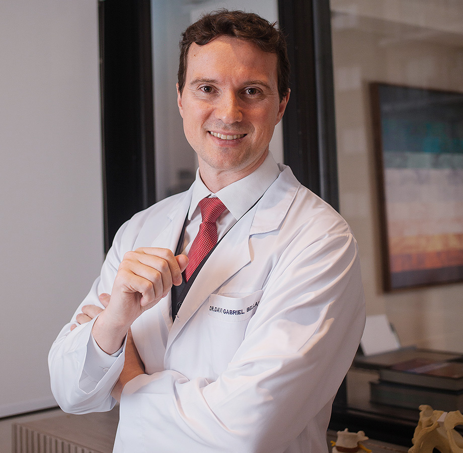 Dr. Davi Bellan em consultório