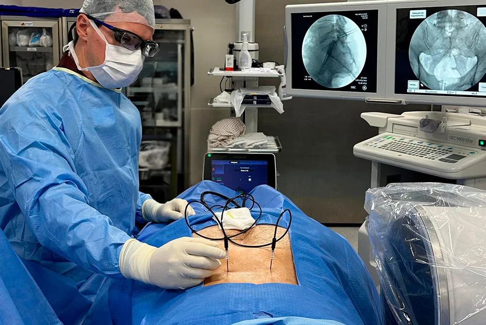 Dr. Davi Bellan durante procedimento guiado por imagem